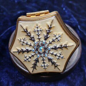 Estee Lauder Snow Fling Compact in box